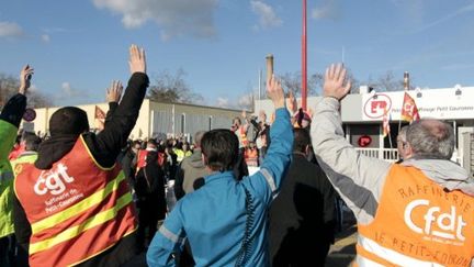 Les employés de la raffinerie Pétroplus manifestent devant leur usine à Petit-Couronne, le 11 janvier 2012. (AFP - Kenzo Tribouillard)