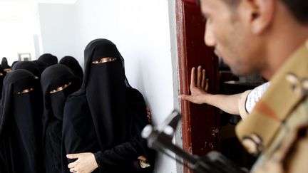 Des femmes patientent &agrave; l'entr&eacute;e d'un bureau de vote &agrave; Sanaa (Yemen), le 21 f&eacute;vrier 2012. (AHMED JADALLAH / REUTERS)