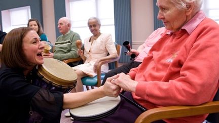 Séance de musico-thérapie auprès de malades d'Alzheimer dans le Maryland (Etats-Unis) - 23/10/09 (AFP Saul Loeb)