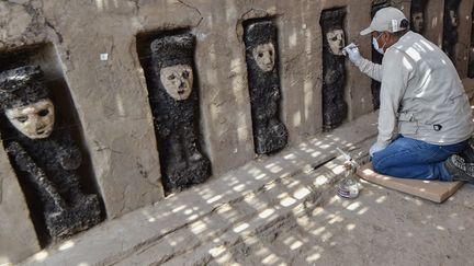 20 statuettes de bois découvertes sur le site précolombien de Chan Chan, au Pérou
 (Cris Bouroncle / AFP)