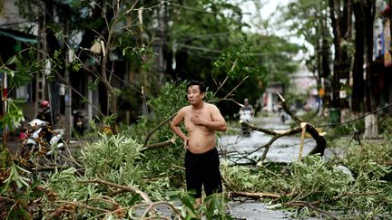 Un homme l'air hagard, après le passage du typhon dans la province de Quang Ngai, le 28 octobre 2020. (MANAN VATSYAYANA / AFP)