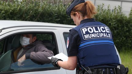 Un contrôle de la police municipale à Colmar (Haut-Rhin) le 18 mars 2020 (HERVE KIELWASSER / MAXPPP)