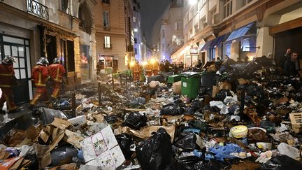 Les rues de Paris jonchées de poubelles, le 23 mars 2023. Alors que les manifestations continuent après l'adoption de la réforme des retraites, des heurts éclatent entre forces de l'ordre et manifestants qui utilisent comme projectiles des déchets laissés dans les rues en raison de la grève des éboueurs. (STEFANO RELLANDINI / AFP)