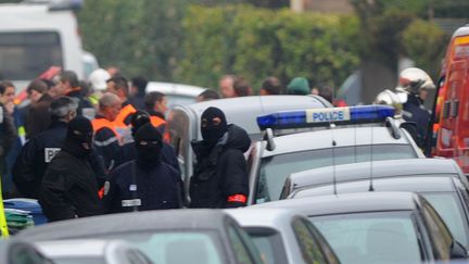 Des membres du Raid, &agrave; Toulouse, le 21 mars 2012, mobilis&eacute;s pour interpeller l'auteur pr&eacute;sum&eacute; des tueries de Montauban et Toulouse. (PHILIPPE DESMAZES / AFP)