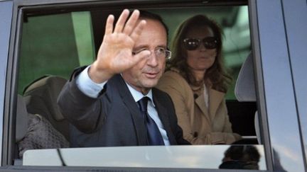 François Hollande avec sa compagne Valérie Trierweiler (AFP)