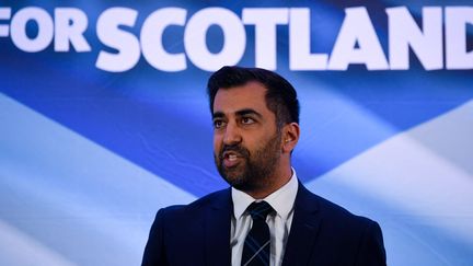 Humza Yousaf, chef nouvellement nommé du Parti national écossais (SNP), prend la parole à la suite de l'annonce des résultats au stade Murrayfield d'Edimbourg, en Ecosse, le 27 mars 2023. (ANDY BUCHANAN / AFP)