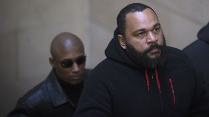 L'humoriste Dieudonn&eacute; arrive au palais de justice de Paris, le 13 d&eacute;cembre 2013. (JOEL SAGET / AFP)