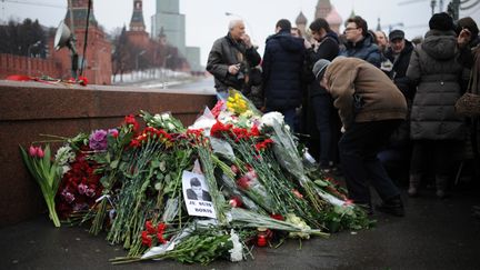 &nbsp; (Samedi, des centaines de Russes sont venus rendre hommage à Boris Nemtsov, sur les lieux de son assassinat © MAXPPP)