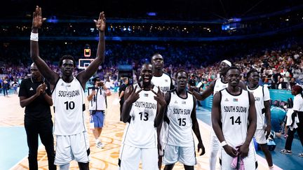 La joie des Sud-Soudanais après leur victoire face à Porto Rico aux Jeux olympiques, le 28 juillet 2024. (SAMEER AL-DOUMY / AFP)