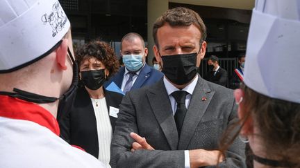 Le chef de l'Etat, Emmanuel Macron, le 8 juin 2021 lors d'une visite à Tain-L'Hermitage, dans la Drôme. (PHILIPPE DESMAZES / AFP)