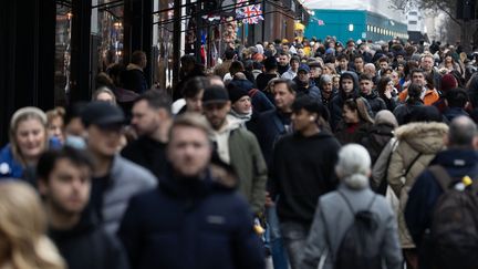 Une rue du centre de Londres (Royaume-Uni) après noël le 27 décembre 2022. (CARLOS JASSO / AFP)