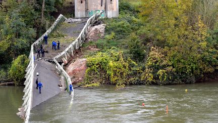 Le pont de Mirepoix-sur-Tarn s'est effondré le 18 novembre 2019, deux personnes ont été tuées. (NATHALIE SAINT-AFFRE / MAXPPP)