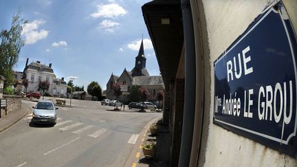 &nbsp; (La commune de Rouez a installé une plaque en l'honneur de la femme de Serge le Grou © MaxPPP)