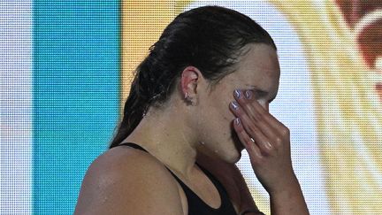 La nageuse israélienne Anastasia Gorbenko, médaillée d'argent sur le 400 m quatre nages lors des Mondiaux de natation, en pleurs après les sifflets de l'Aspire Dome de Doha, au Qatar, le 18 février 2024. (OLI SCARFF / AFP)