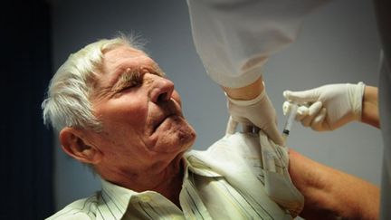 La campagne de vaccination gratuite pour les plus de 65 ans et les malades chroniques, prend fin le 31 janvier 2011 (AFP PHOTO /DANIEL MIHAILESCU)