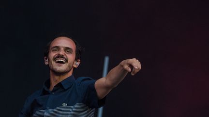 Sylvain Duthu, chanteur du groupe Boulevard des Airs, en concert aux Vieilles Charrues, le 19 juillet 2019 à Carhaix (Finistère). (LOIC VENANCE / AFP)