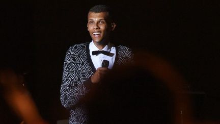 Stromae sur scène à Dakar au pied du Monument de la Renaissance africaine, le 13 mai 2015.
 (Seyllou / AFP)