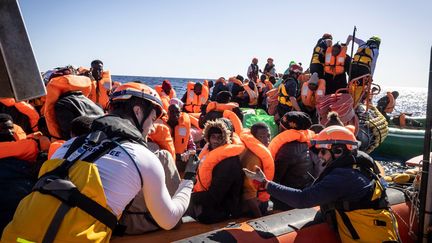 Des humanitaires de l'ONG SOS Méditerranée lors d'une opération de sauvetage de migrants en mer, le 14 mars 2024. (JOHANNA DE TESSIERES / SOS MEDITERRANEE)