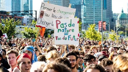 Des milliers de manifestants participent à la "grève mondiale pour le climat", le 27 septembre 2019, à Montréal (Canada). (MARTIN OUELLET-DIOTTE / AFP)