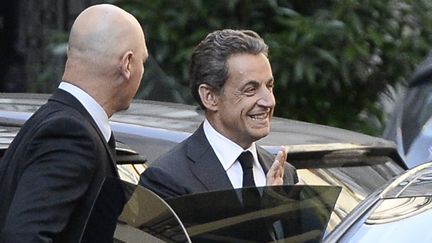 L'ancien pr&eacute;sident de la R&eacute;publique Nicolas Sarkozy&nbsp;monte dans sa voiture, le 2 juillet 2014 &agrave; Paris. (STEPHANE DE SAKUTIN / AFP)