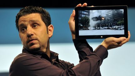 Panos Panay, directeur g&eacute;n&eacute;ral de Microsoft Surface, pr&eacute;sente la tablette du groupe, &agrave; l'occasion d'une conf&eacute;rence de presse, &agrave; New York, le 25 octobre 2012.&nbsp; (TIMOTHY A. CLARY / AFP)