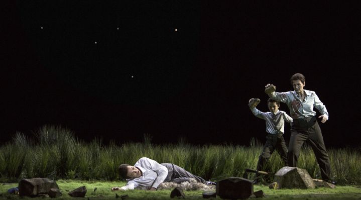 L'assassinat d'Abel : à terre, Olivia Vermeulen (Abel), debout Kristina Hammarström (Caïn).
 ( Bernd Uhlig / Opéra national de Paris)