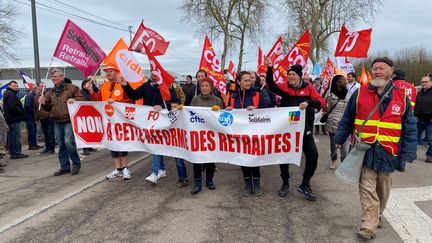 Les opposants à la réforme des retraites défilent à Argentan (Orne) le&nbsp;jeudi 16 février&nbsp;2023. (JEAN-BAPTISTE MARIE / RADIO FRANCE)