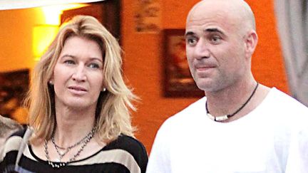 On ne parle que des couples c&eacute;l&egrave;bres qui se s&eacute;parent mais apr&egrave;s 10 ans de mariage, &ccedil;a roule toujours pour Andre Agassi et Steffi Graff. (FOTOTRE / OLYCOM / SIPA)