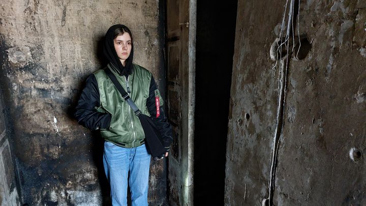 Nadia, 22 ans, dans l'immeuble de Kiev où elle habitait et qui a été détruit par une frappe russe. (AGATHE MAHUET / RADIOFRANCE)