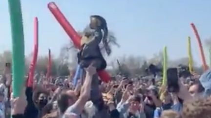 Les Josh fêtent le vainqueur du jeu de frites de piscine, le jeune Josh, âgé de 5 ans. (CAPTURE D'ECRAN TWITTER  / NCN)