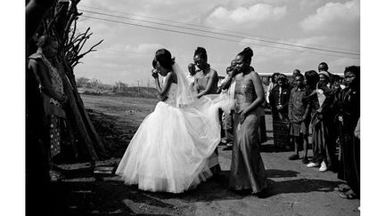 A la campagne, dans le Swaziland, une jeune femme éclate en sanglots en entrant dans la maison de son nouveau mari. Pour les filles du Swaziland, le passage à l&#039;âge adulte est rude, entre polygamie et pourcentage record de séropositifs.
 (Krisanne Johnson / Prospekt)