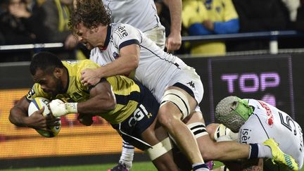 Le Grenoblois Fabien Alexandre plaque le Fidjien de Clermont Pecela Yato (THIERRY ZOCCOLAN / AFP)