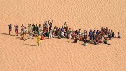 Des Maliens saluent des militaires fran&ccedil;ais &agrave; bord d'un h&eacute;licopt&egrave;re pr&egrave;s de Bourem (Mali), le 17 f&eacute;vrier 2013. (PASCAL GYOT / AP / SIPA)