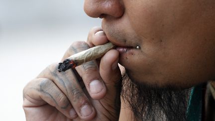 Un activiste fume du cannabis devant la Cour suprême du Mexique à Mexico 26 juin 2021. (EYEPIX / NURPHOTO / AFP)