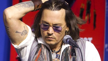 On veut pas balancer mais, il se la p&egrave;te pas un peu trop le Johnny Depp l&agrave;? (FRED THORNHILL / REUTERS)