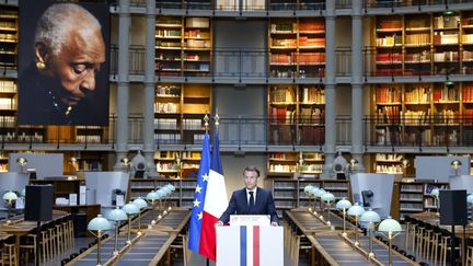 Le président français Emmanuel Macron prononce un discours lors d'un hommage national à la romancière, professeure de littérature et journaliste Maryse Condé, à la Bibliothèque nationale de France (BnF) à Paris, le 15 avril 2024. (LUDOVIC MARIN / POOL / AFP)