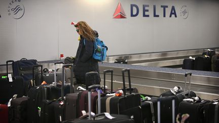 Dans la zone de r&eacute;ception des bagages de l'a&eacute;roport de Chicago (Illinois, Etats-Unis) en d&eacute;cembre 2012. (SCOTT OLSON / GETTY IMAGES NORTH AMERICA / AFP)