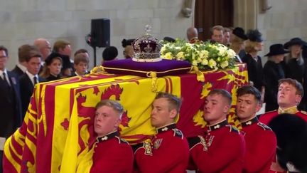 Le cœur de Londres, au Royaume-Uni, a été traversé par une procession émouvante et solennelle, en hommage à Elizabeth II, mercredi 14 septembre. La famille royale est apparue unie dans le deuil. (FRANCEINFO)