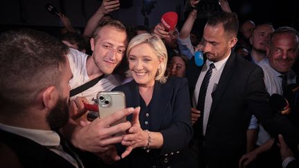 Marine Le Pen célèbre son arrivée en tête du premier tour des législatives, dimanche 30 juin. (COMPTE OFFICIEL MARINE LE PEN / HANDOUT / MAXPPP)