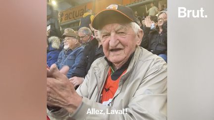 Il est le plus vieux dans le stade. Venant Sochon, à 91 ans, supporte fièrement l’équipe de football de Laval. Et ce, aussi longtemps qu’il le pourra. Brut l’a rencontré.&nbsp; (BRUT / FRANCEINFO)