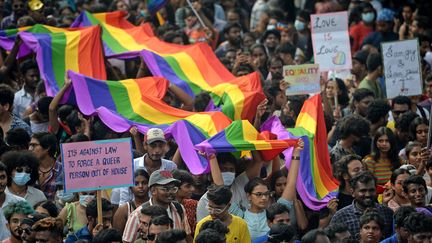 Des militants et des sympathisants de la communauté LGBT indienne participent à une marche des fiertés à Chennai, dans le sud-est du pays, le 26 juin 2022. Photo d'illustration. (ARUN SANKAR / AFP)