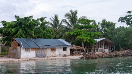 Une protection de fortune contre la montée des eaux dans un village côtier de Papouasie-Nouvelle-Guinée, en octobre 2009. (ERIC LAFFORGUE / HANS LUCAS / AFP)