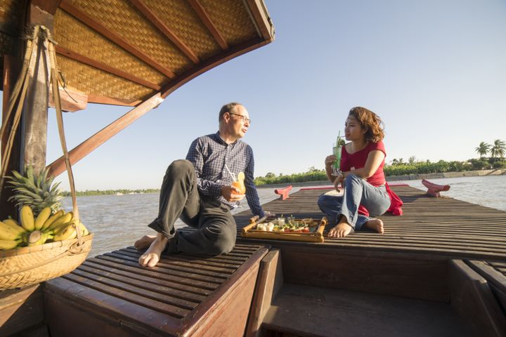 Benoît Perdu et son épouse: navigation sur le Mékong en sampan (Photo Kristin Drenzec)