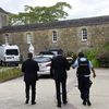 Des gendarmes à Saint-Laurent-sur-Sèvre (Vendée), où un prêtre a été retrouvé mort, le 9 août 2021. (SEBASTIEN SALOM-GOMIS / AFP)