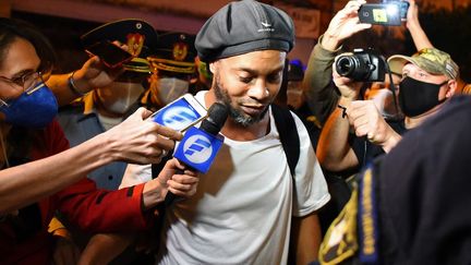 Ronaldinho lors de son arrivée à dans un hôtel de luxe à Asuncion, au Paraguay, le 7 avril 2020. (NORBERTO DUARTE / AFP)