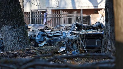 Des voitures endommagées par des tirs de roquettes russes à Odessa, le 18 novembre 2024, en Ukraine. (NINA LIASHONOK / NURPHOTO / AFP)