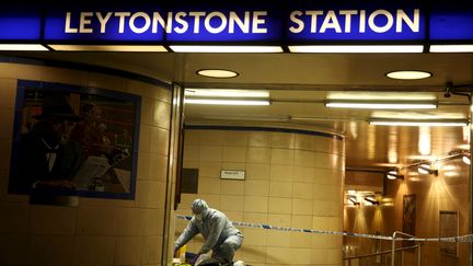 Un enquêteur sur la scène de l'agression au couteau dans le métro de Londres, au Royaume-Uni, le 6 décembre 2015.&nbsp; (NEIL HALL / REUTERS)