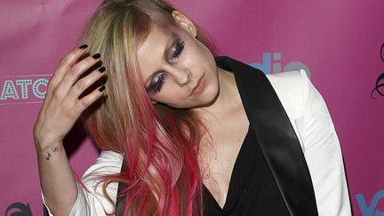 Il se murmure que Avril Lavigne serait enceinte. Il va falloir arr&ecirc;ter ces vilaines couleurs de cheveux pour ne pas mettre en danger la vie du b&eacute;b&eacute;. (DONALD TRAILL / AP / SIPA)