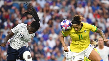 La Française&nbsp;Griedge Mbock Bathy et la Brésilienne&nbsp;Cristiane pendant le 8e de finale de Coupe du monde dimanche 23 juin 2019 au Havre. (FRANCK FIFE / AFP)