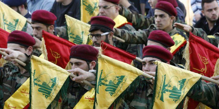 Des miliciens du Hezbollah libanais, qui vient d'être déclaré «organisation terroriste» par les six monarchies du Golfe, aux funérailles d'un des leurs, tombé au combat en Syrie, le 1er mars 2016. (MAHMOUD ZAYYA/AFP)